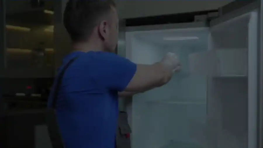 technician_repair_refrigrator