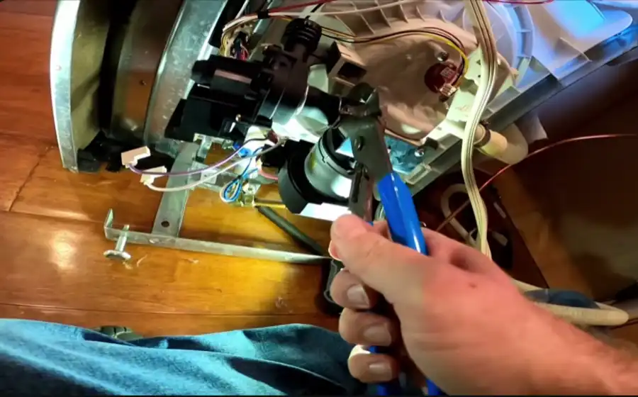 tecnician_repair_refrigerator_in_abeline